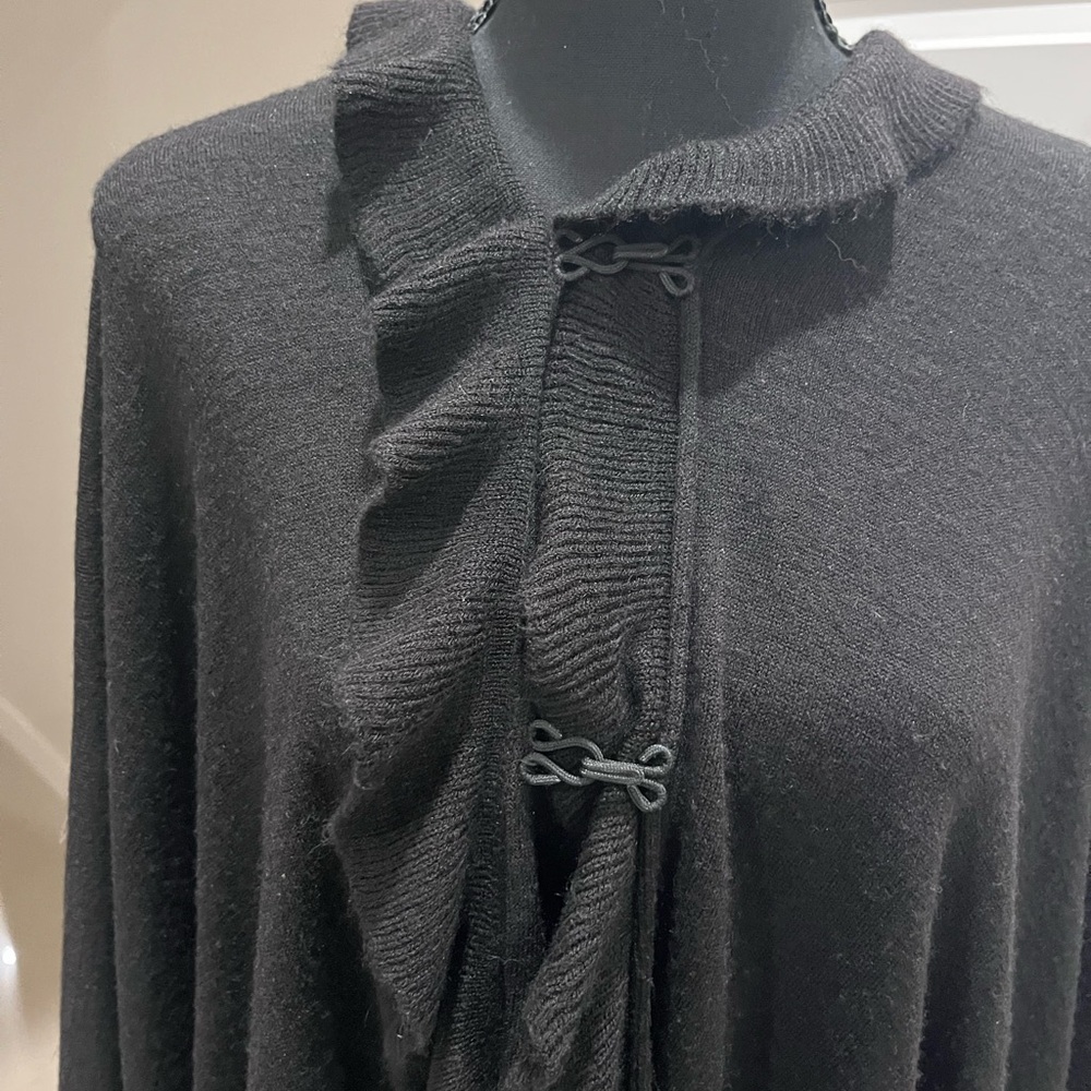 Black Ruffled Cape - Picture 8 of 11
